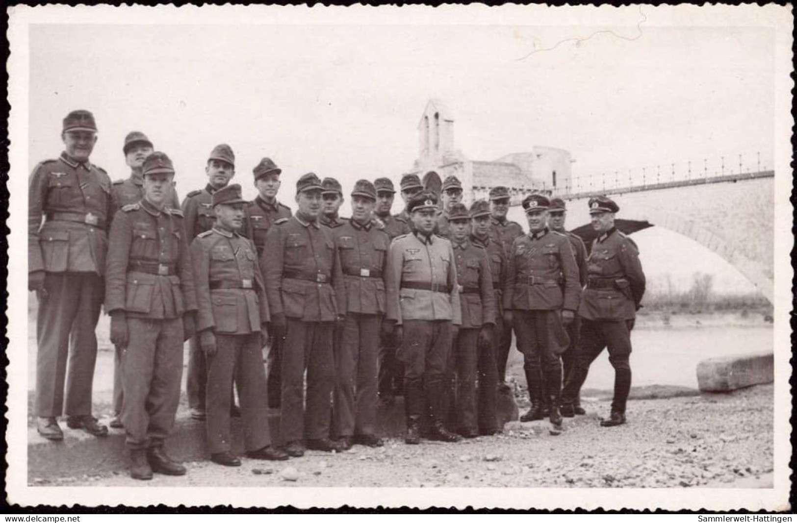 604276 | Militaria, Gruppenfoto (9x14cm) Von Soldaten 1944 Vor Der Brücke | Avignon;Vaucluse (F 84000 Frankreich) - Autres & Non Classés
