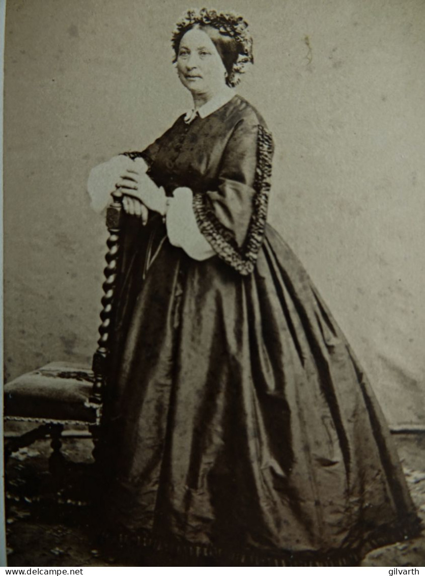 Photo CDV See  Paris  Femme élégante (Mme Ferry Antoine)  Belle Robe En Soie  Coiffe Sec. Emp. CA 1860-65 - L680A - Anciennes (Av. 1900)