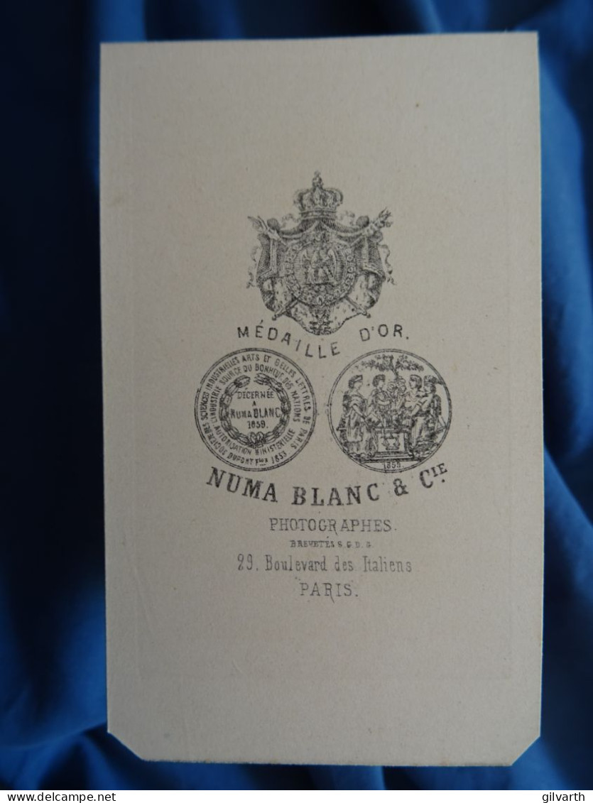 Photo CDV Numa Blanc  Paris  Femme Corpulente Assise Tenant Un Livre  Robe En Soie  Coiffe Sec. Emp. CA 1860 - L680A - Old (before 1900)