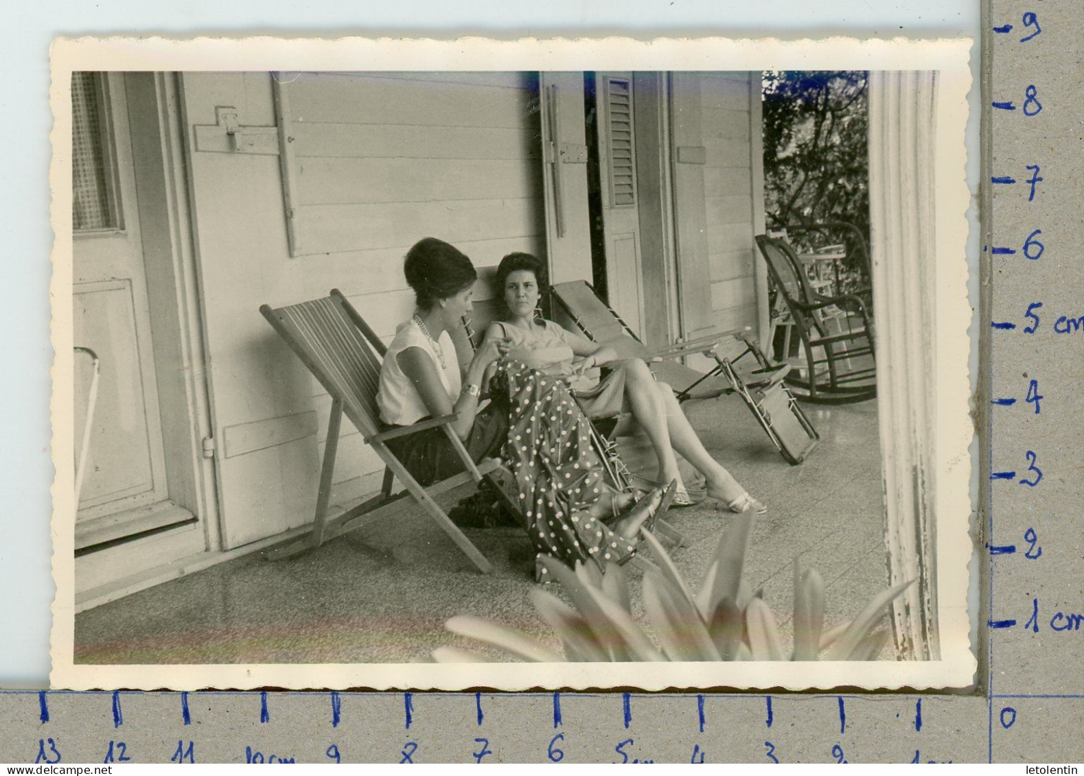 PHOTO ORIGINALE; 2 FEMMES EN DÉTENTE - Personnes Anonymes