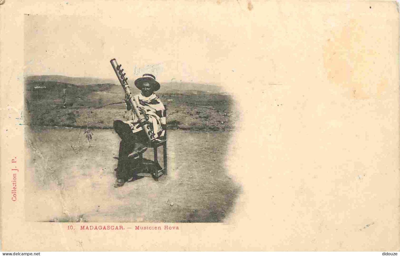 Madagascar - Musicien Hova - Animée - CPA - Oblitération Ronde De 1906 - Etat Pli Visible - Voir Scans Recto-Verso - Madagascar