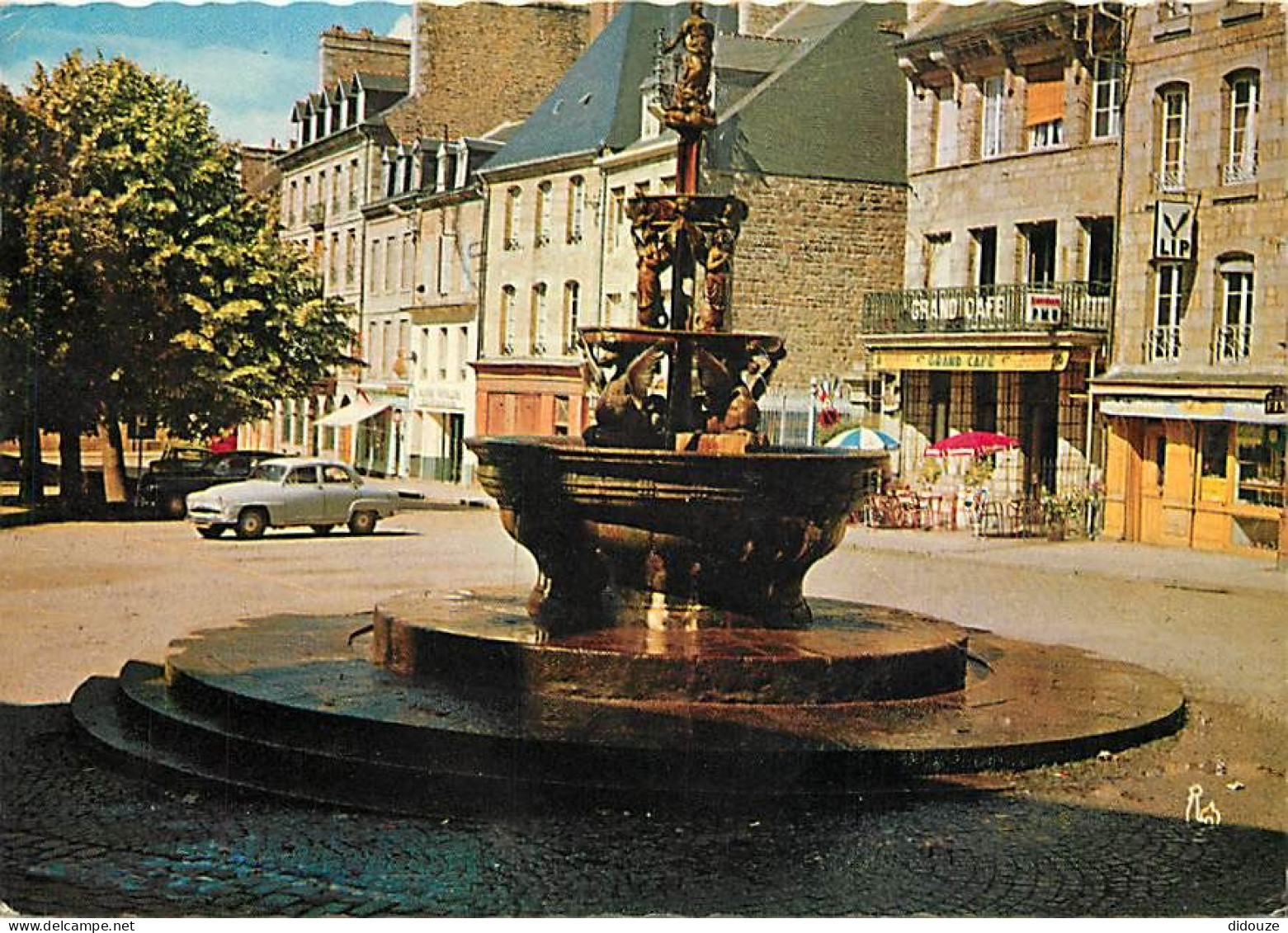 Automobiles - Guingamp - La Fontaine La Plomée - CPM - Voir Scans Recto-Verso - Voitures De Tourisme