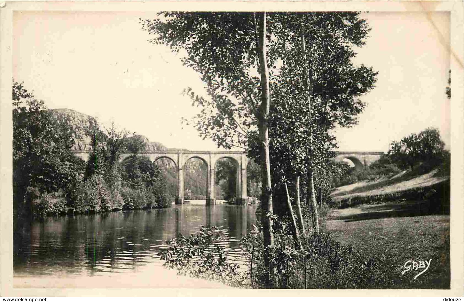 14 - Clécy - Le Viaduc Et Les Rochers Des Parcs - La Suisse Normande - CPSM Format CPA - Voir Scans Recto-Verso - Clécy