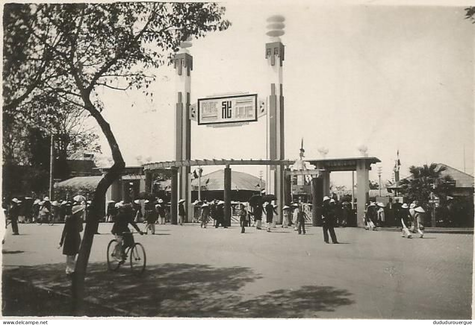 VIETNAM , INDOCHINE , HUE  PORTE DE LA  FOIRE EN 1936 - Asia