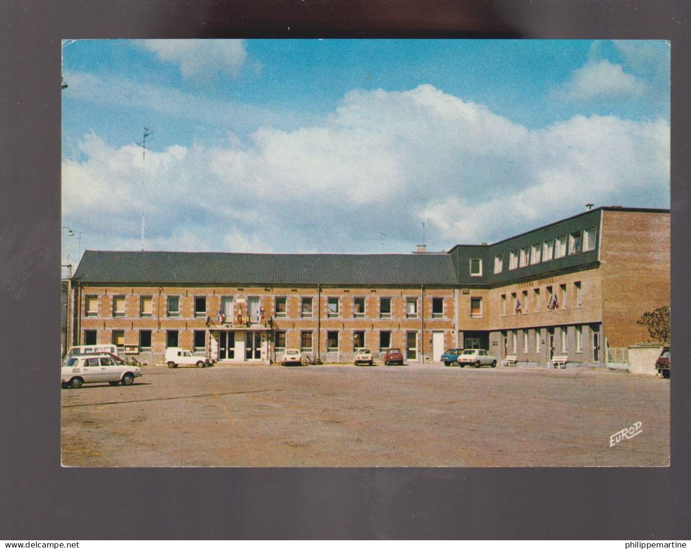 59 - Ferrière Le Grande : La Mairie - Le Centre Social - Voitures (Renault 4L, Citroën Ami 6... - Autres & Non Classés