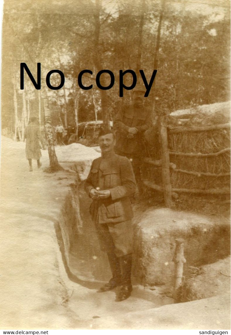 PHOTO FRANCAISE 117e RI - OFFICIER AU CANTONNEMENT DEVANT THUISY PRES DE REIMS MARNE - GUERRE 1914 1918 - Guerre, Militaire