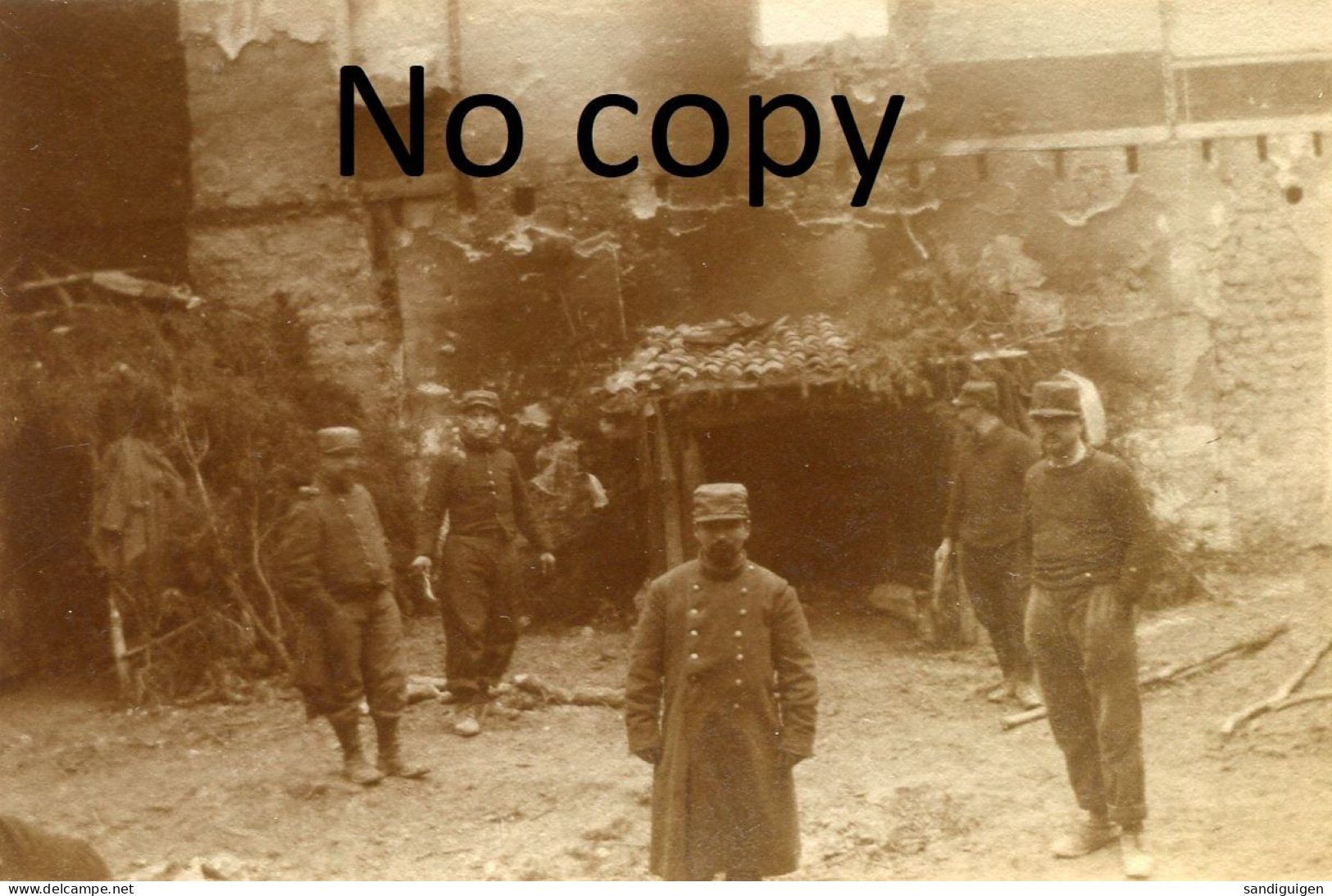 PHOTO FRANCAISE - POILUS DEVANT UNE MAISON INCENDIEE A SAINT HILAIRE AU TEMPLE PRES DE CUPERLY MARNE - GUERRE 1914 1918 - Guerre, Militaire