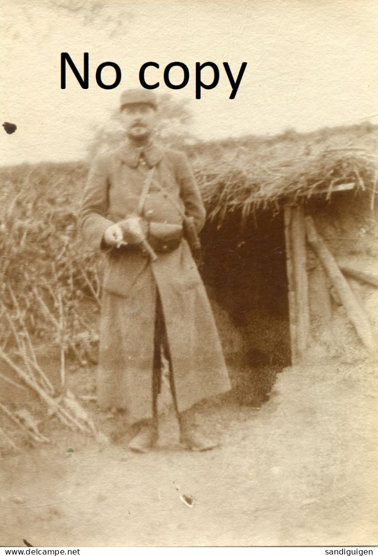 PHOTO FRANCAISE - OFFICIER ET GOURBI AU BOIS DU PIEMONT PRES DE SUIPPES - CUPERLY MARNE - GUERRE 1914 1918 - Guerre, Militaire