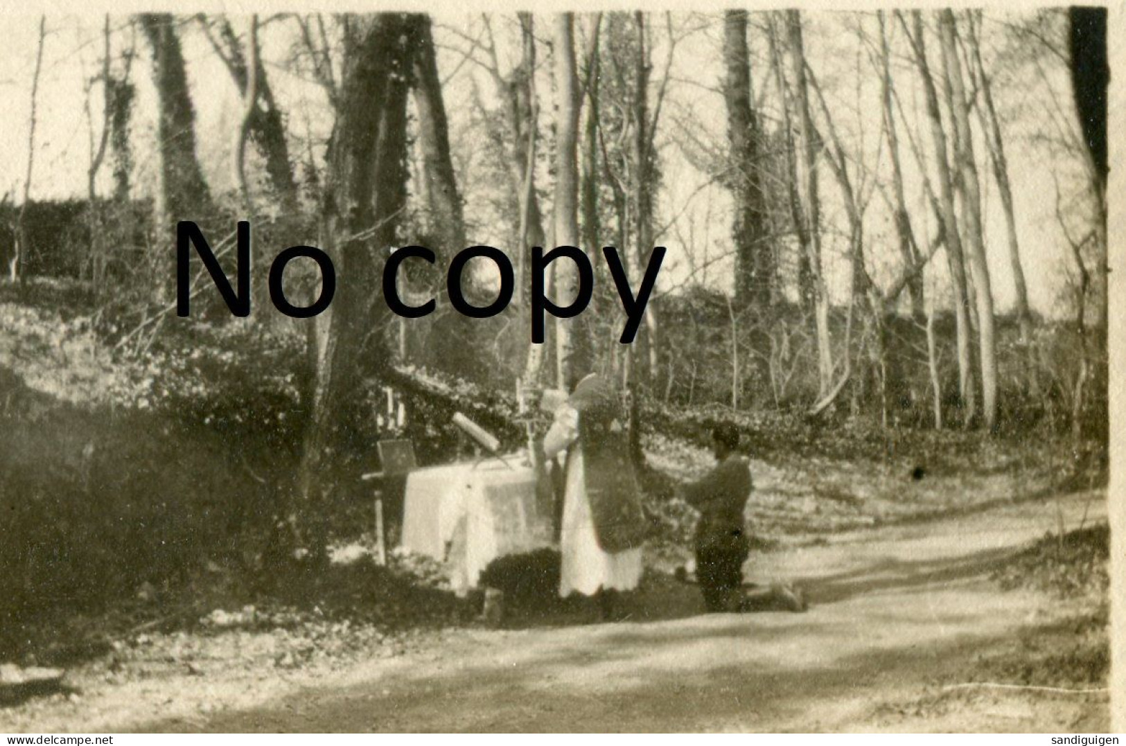 PHOTO FRANCAISE 117e RI - UNE MESSE DANS LE PARC DU CHATEAU A COURMELOIS PRES DE THUISY - REIMS MARNE - GUERRE 1914 1918 - Guerre, Militaire