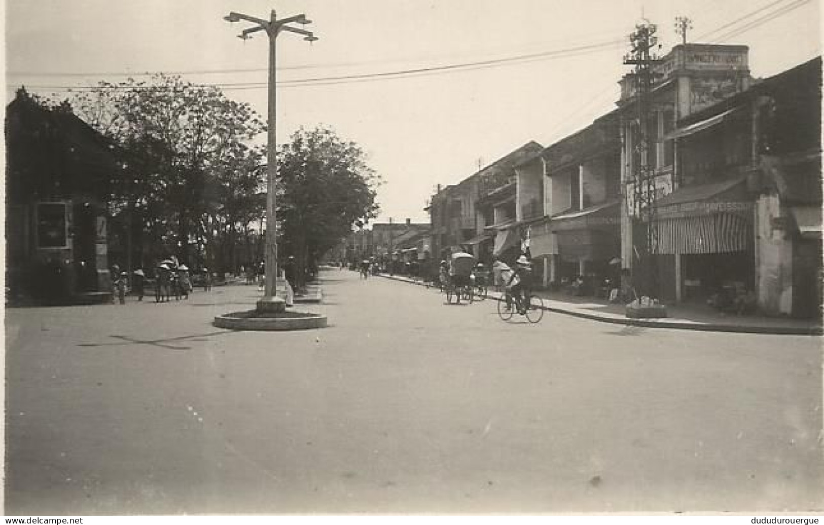 VIETNAM , INDOCHINE , HUE  RUE PAUL BERT DANS LES ANNEES 1930 - Asien