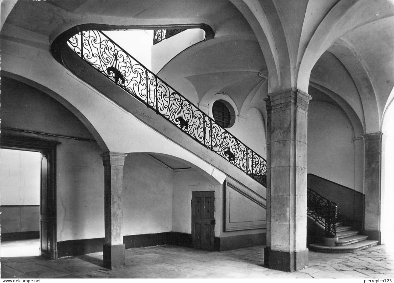 71 - Cluny - Abbaye - Escalier Dans Les Bâtiments Du XVIIIe Siècle - Cluny