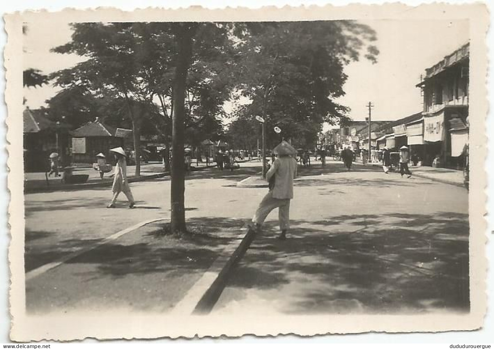 VIETNAM , INDOCHINE , HUE  RUE PAUL BERT DANS LES ANNEES 1930 - Asie