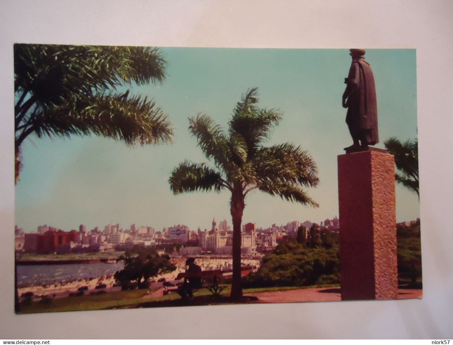 URUGUAY   POSTCARDS  MONTEVIDEO STATUE - Suriname