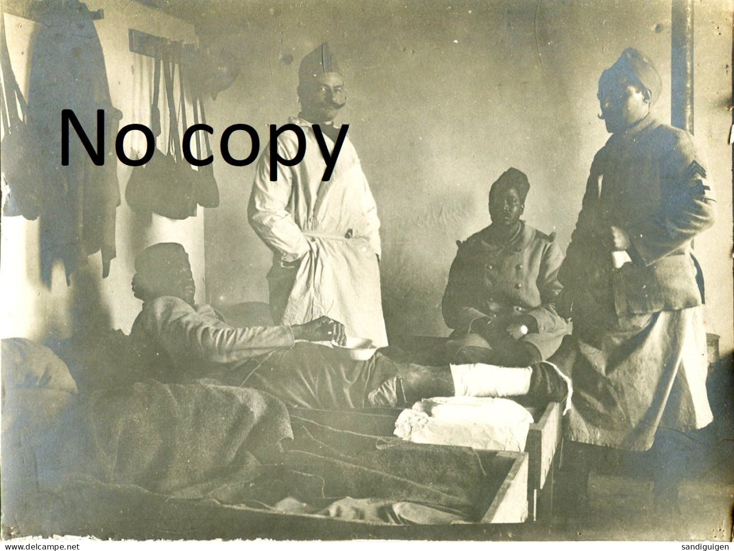 PHOTO FRANCAISE - SOLDATS AFRICAINS A L'INFIRMERIE DE HARAUCOURT PRES CREVIC - NANCY MEURTHE ET MOSELLE GUERRE 1914 1918 - Guerre, Militaire