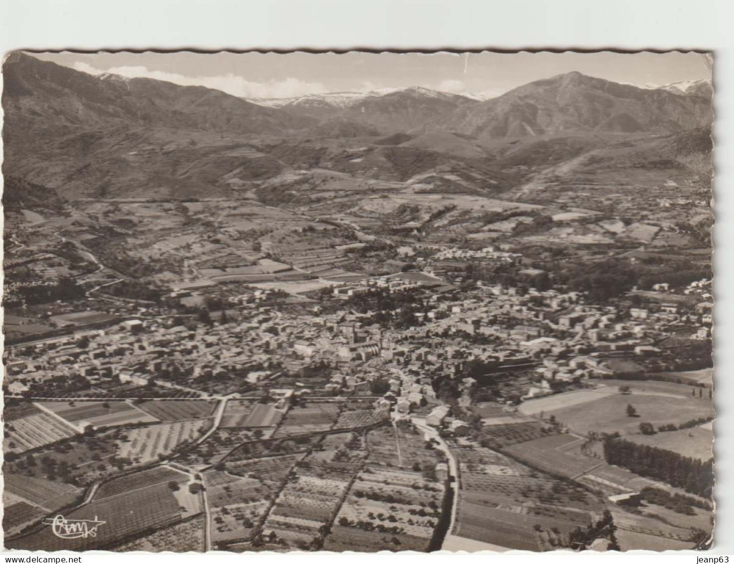 PRADES - 3 - Vue Aérienne Panoramique, Dans Le Fond, Les Monts Des Pyrénées  (CPSM: 15x10 Cm Env.) - Prades