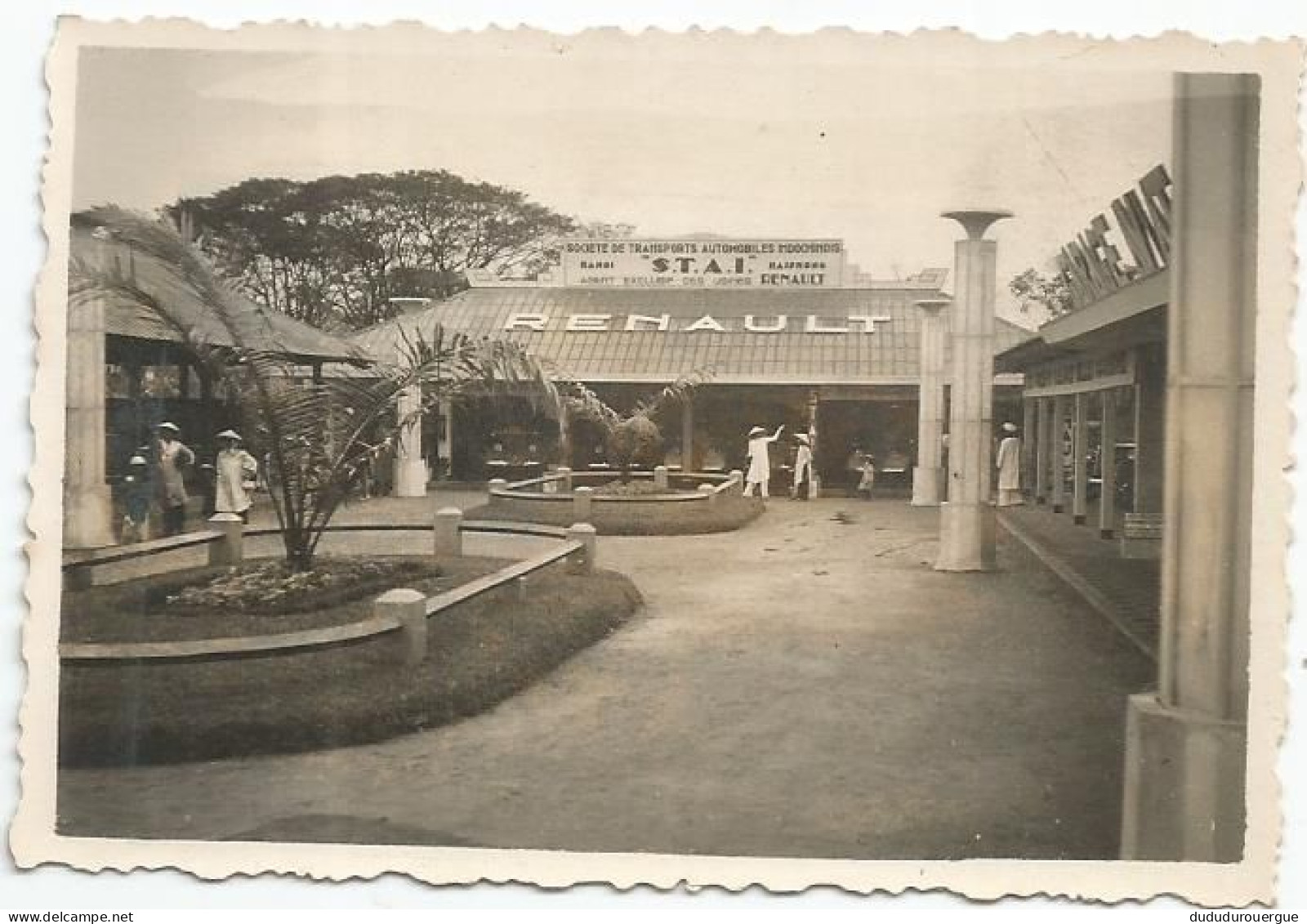 VIETNAM , INDOCHINE , FOIRE DE HUE DANS LES ANNEES 1930 : STAND RENAULT - Asien