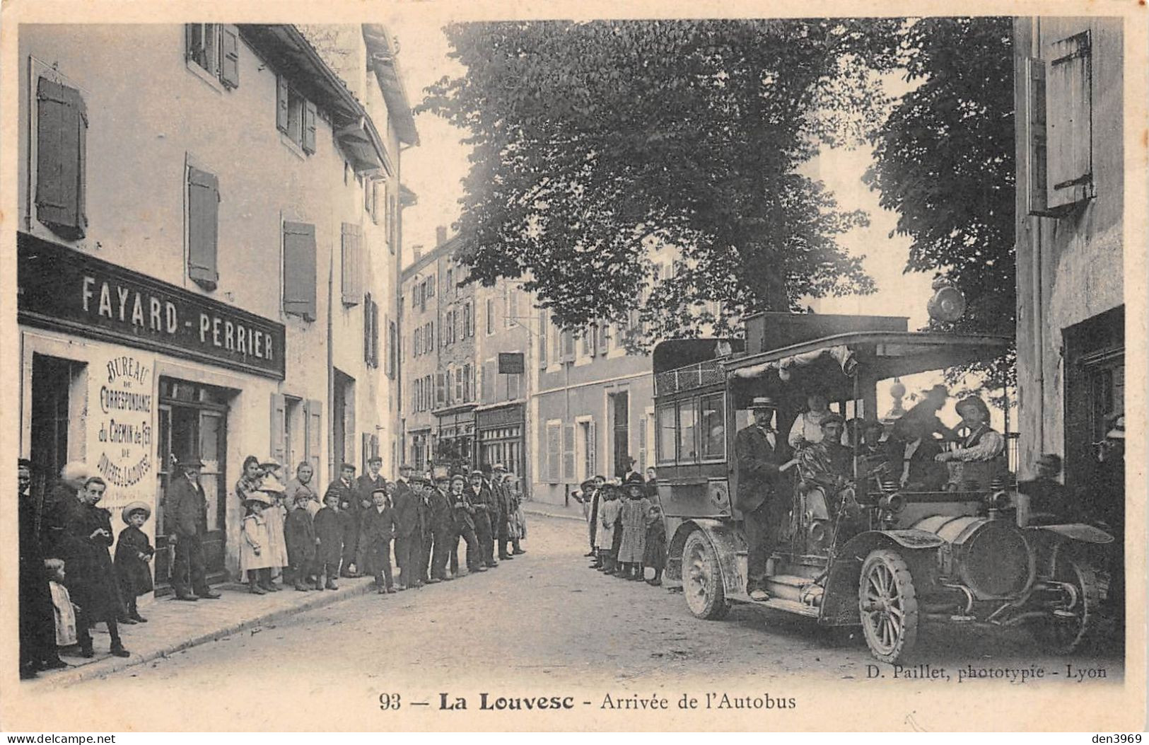 La LOUVESC (Ardèche) - Arrivée De L'Autobus Devant Le Bureau De Correspondance Du Chemin De Fer Dunières, Fayard-Perrier - La Louvesc