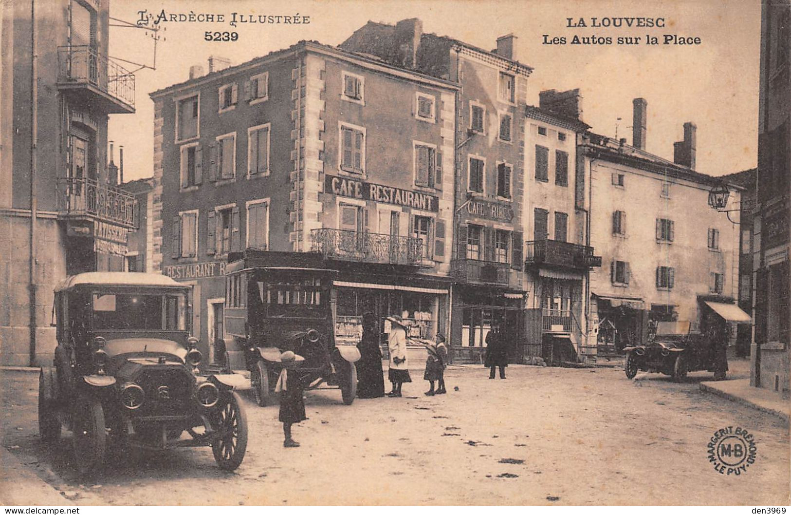 La LOUVESC (Ardèche) - Les Autos Sur La Place - Autobus, Café-Restaurant - Ecrit (2 Scans) - La Louvesc