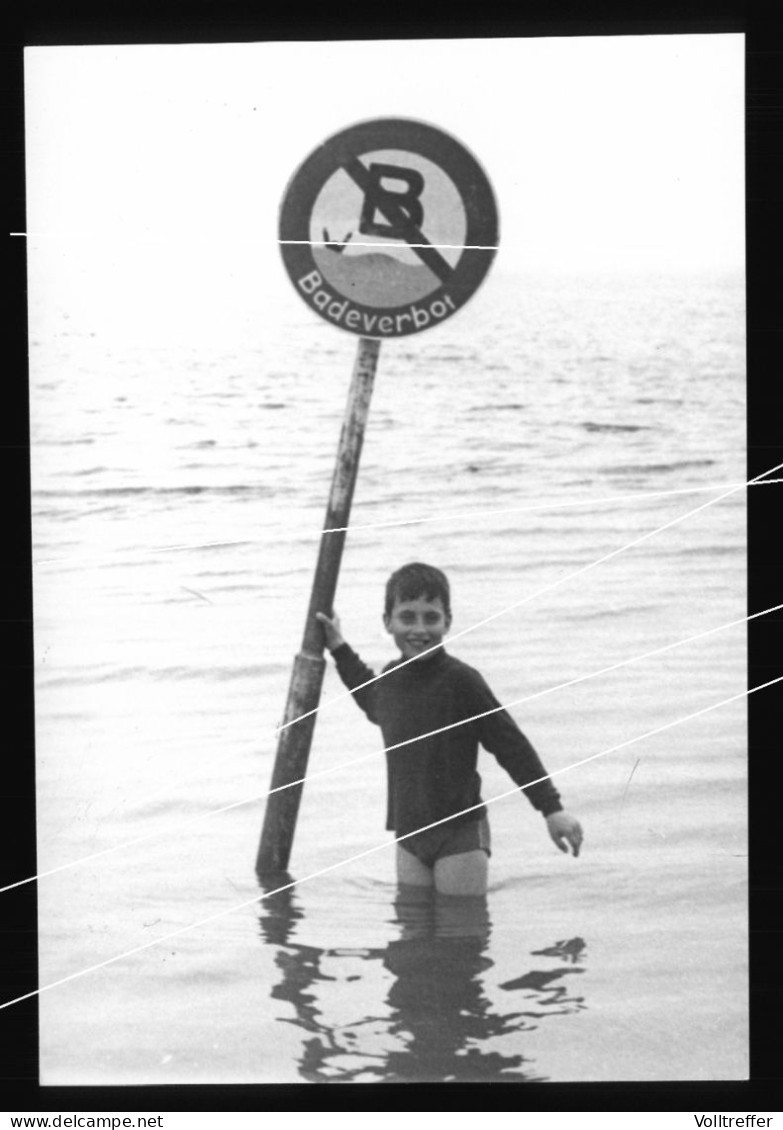 Orig. XL Foto 60er Jahre Portrait Süßer Junge Am Strand Im Wasser Cute Boy On The Beach, Prohibition Sign, Beach Fashion - Personnes Anonymes