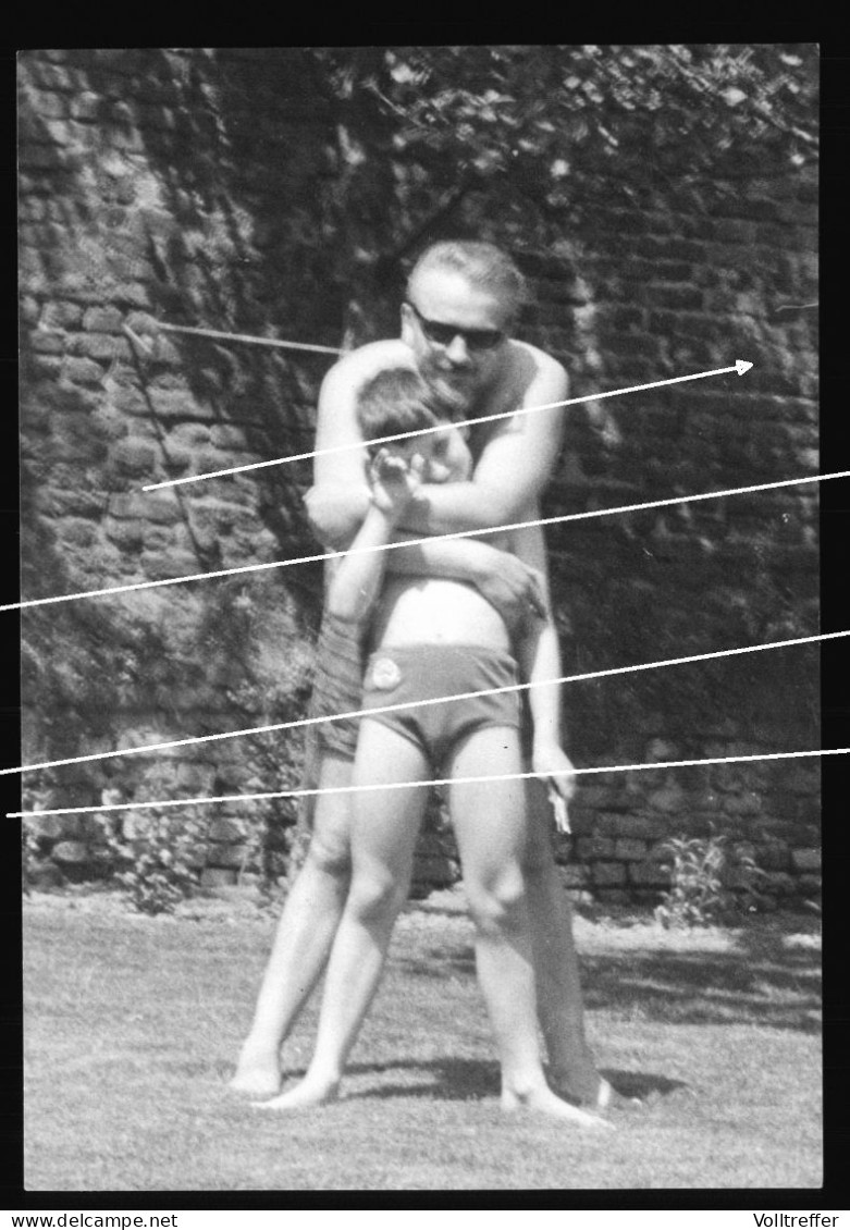 Orig. XL Foto 60er Jahre Portrait Süßer Junge Mit Vater Cute Boy Hug With Father, Beach Fashion - Personnes Anonymes