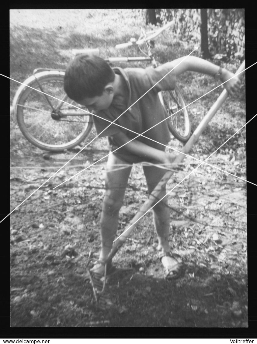 Orig. XL Foto 60er Jahre Portrait Süßer Junge Arbeitet Im Garten, Cute Boy With Working In The Garden, Beach Fashion - Personnes Anonymes