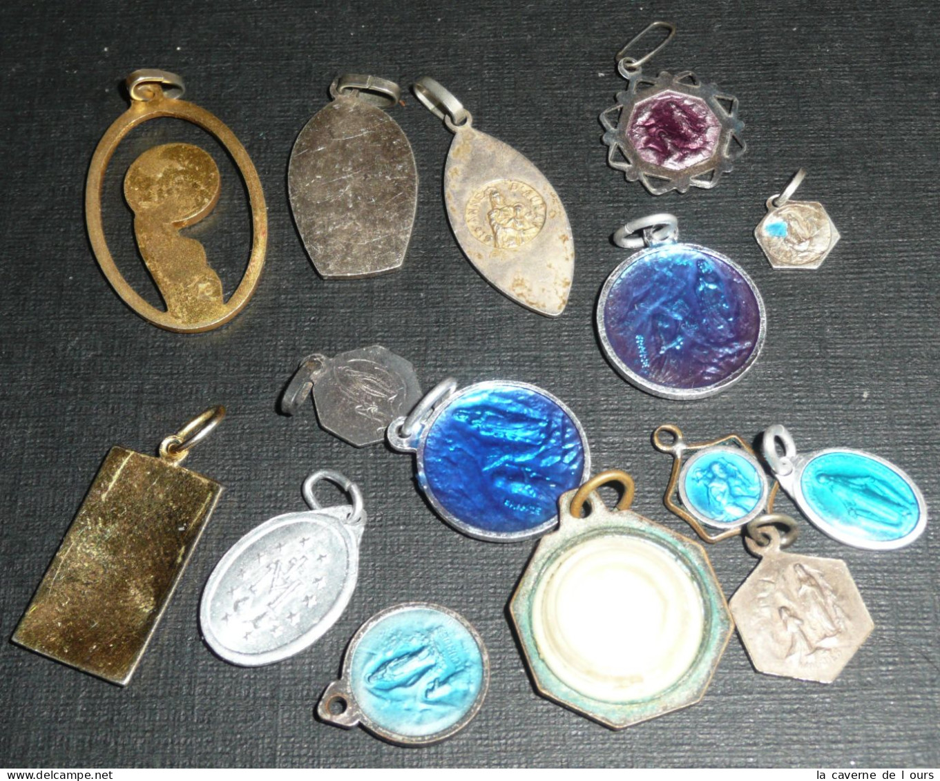 Lot De 15 Médailles Religieuses En Métal émaillé, Religion Médaille Pendentif - Religion &  Esoterik
