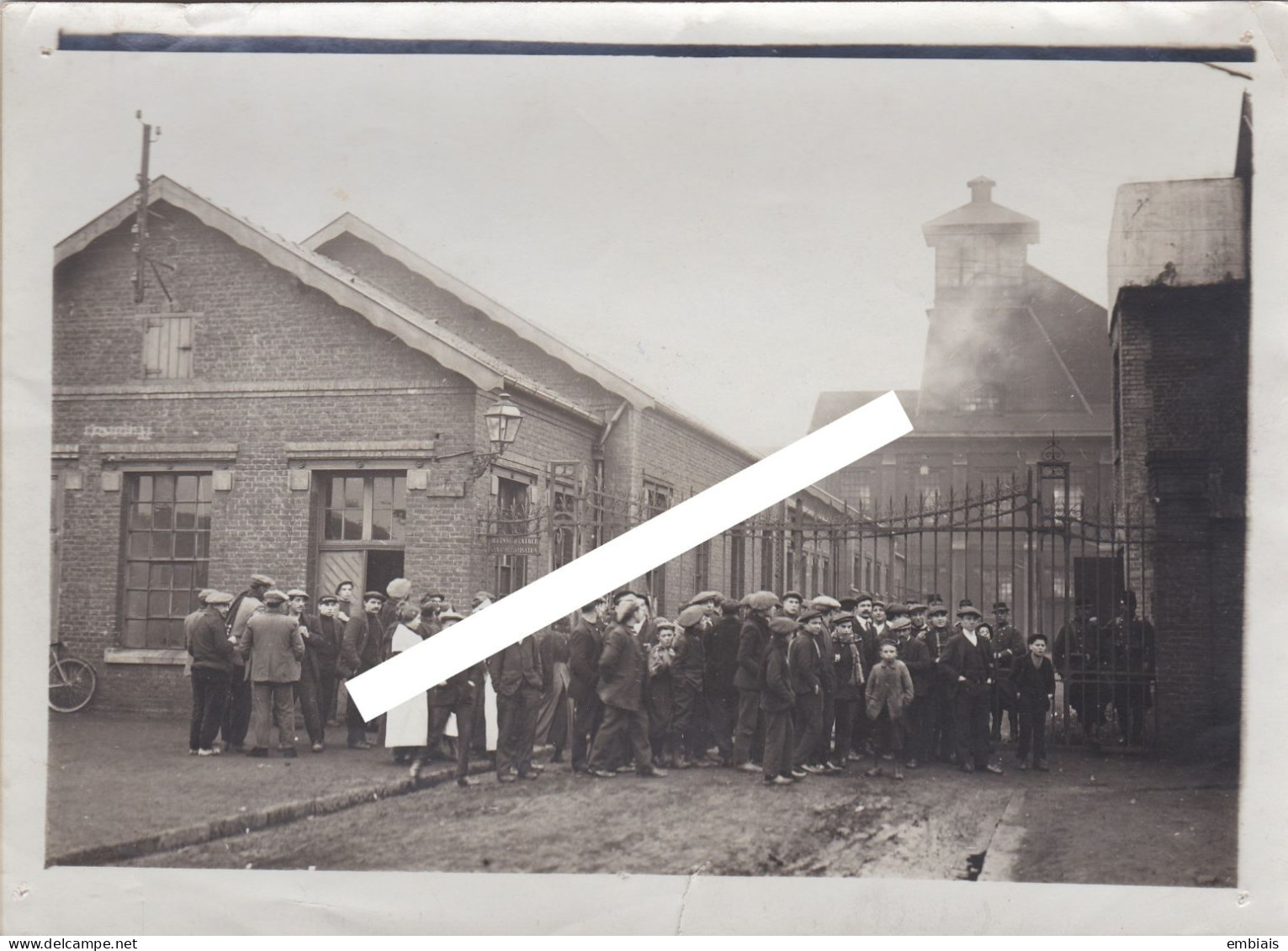 LENS 1913 - Photo Originale Des Mineurs Grévistes Attendant Les Ouvriers Qui N'ont Pas Encore Quitté Le Travail - Lieux