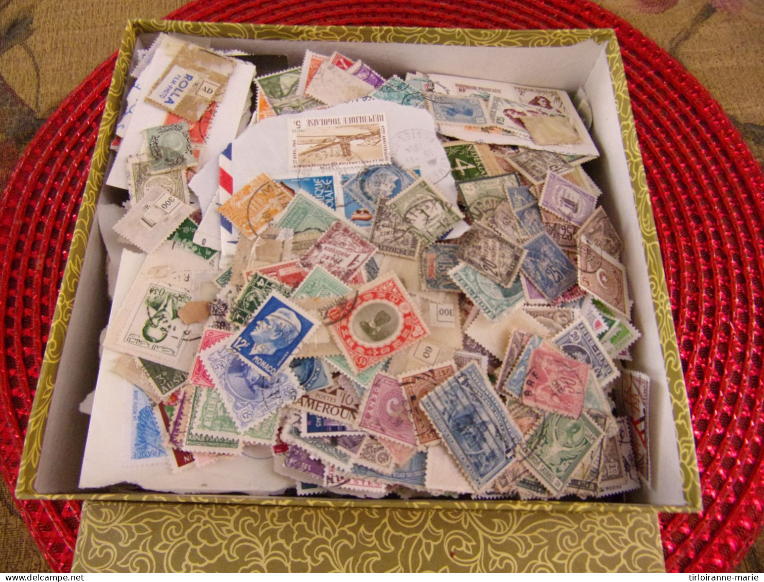 BOITE DE TIMBRES DIVERS PAYS ANCIENS ET SEMI-MODERNE + DE 300 GRAMMES - Lots & Kiloware (mixtures) - Min. 1000 Stamps