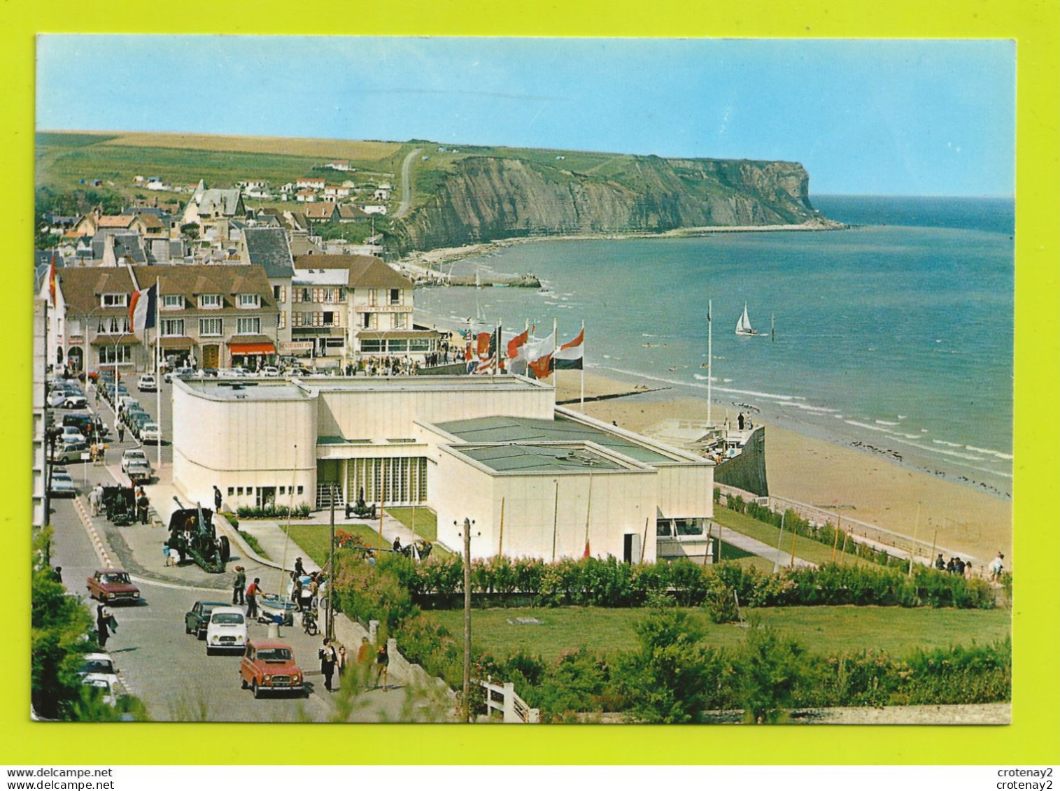 14 ARROMANCHES N°102 Vue Générale Et Le Musée Voitures Renault 4L R10 DAF Solex Pièces D'artillerie Hôtel De La Marine - Arromanches