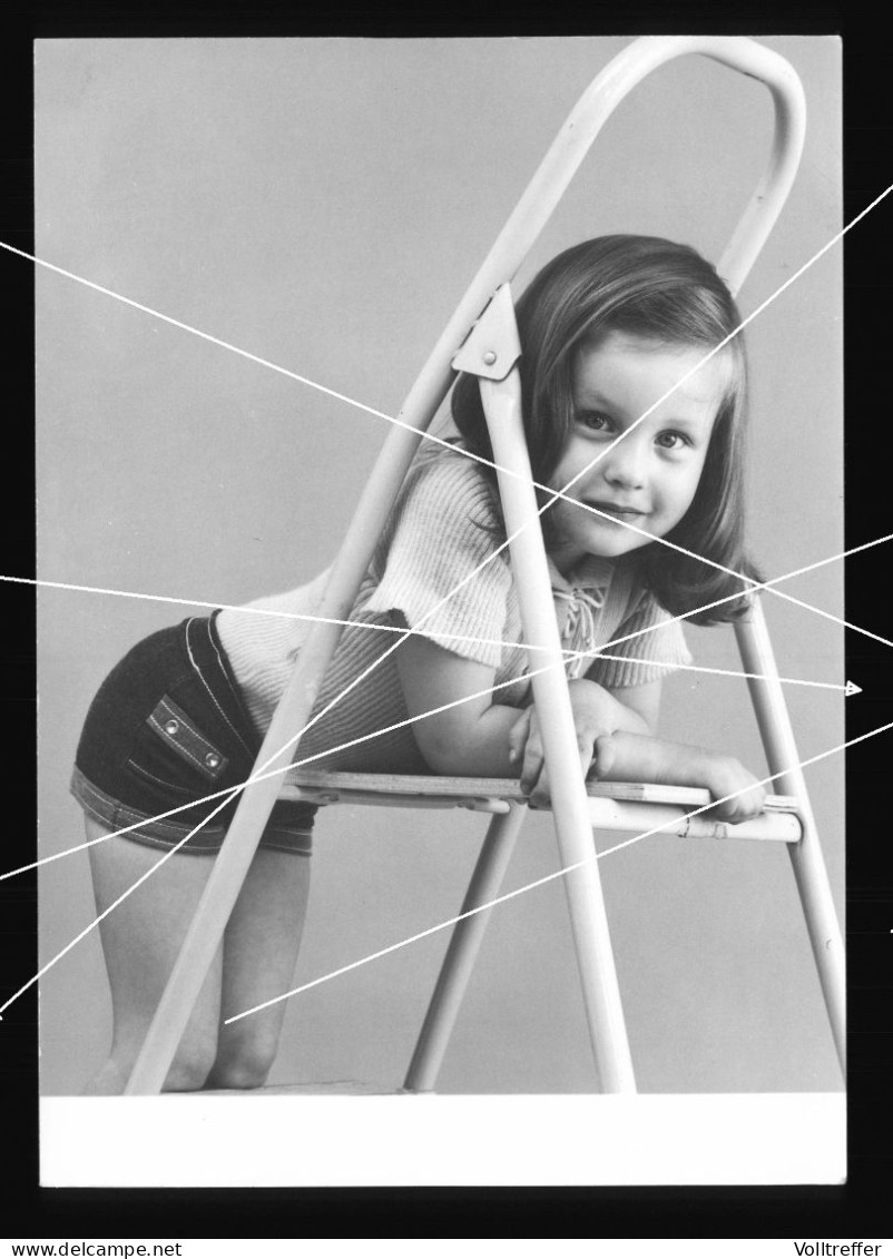 Orig. XL Foto 60er Jahre Süßes Mädchen Lehnt Auf Leiter, Portrait,  Sweet And Smiling Girl Leans On Ladder, Portrait - Anonymous Persons