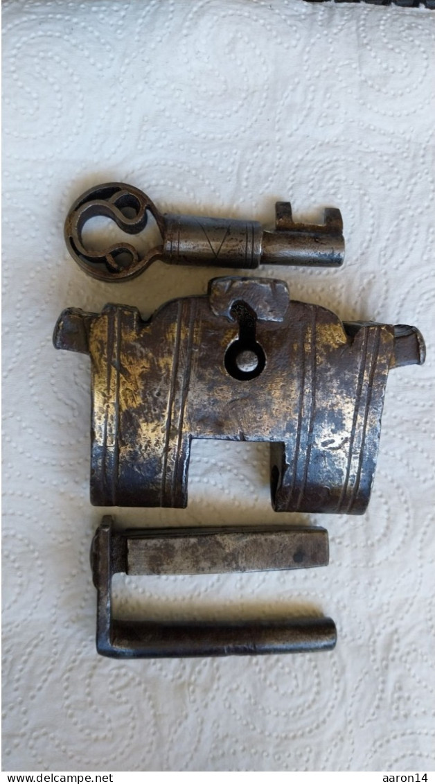 Rare Ancien Cadenas Antique Avec Clef Modéle1850 - Arte Popular