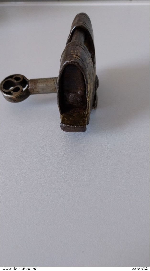 Rare Ancien Cadenas Antique Avec Clef Modéle1850 - Arte Popular