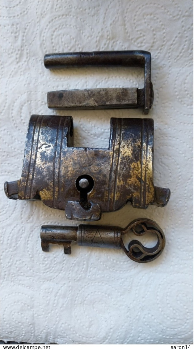 Rare ancien cadenas antique avec clef modéle1850