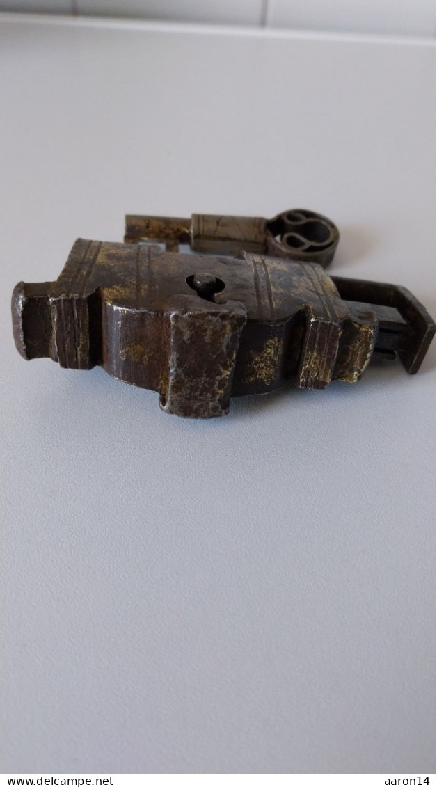 Rare ancien cadenas antique avec clef modéle1850