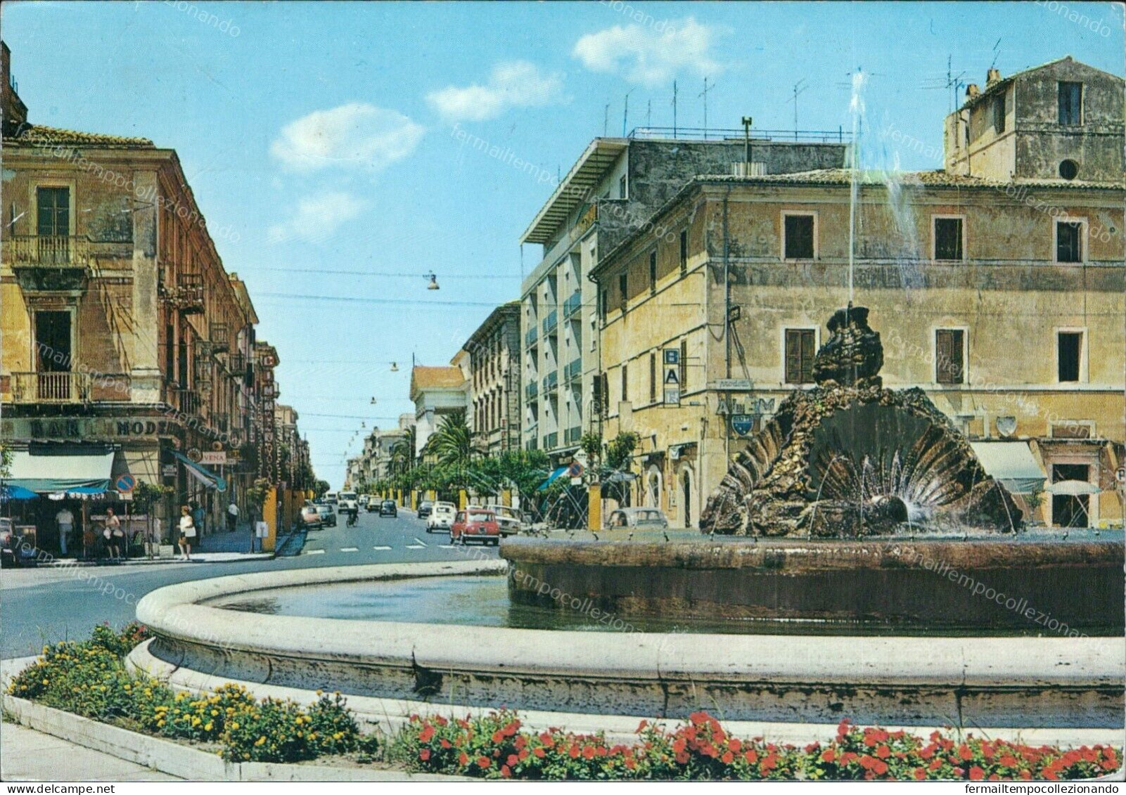 Cr438 Cartolina Terracina Fontana Di Piazza Della Repubblica Latina Lazio - Latina