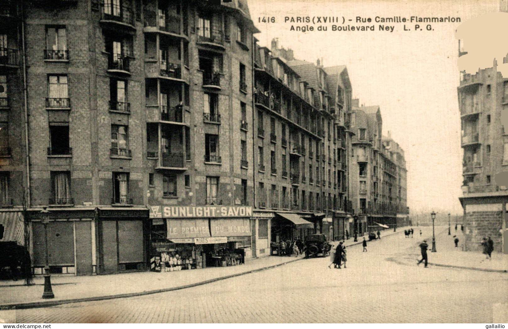 PARIS RUE CAMILLE FLAMMARION ANGLE DU BOULEVARD NEY - District 18