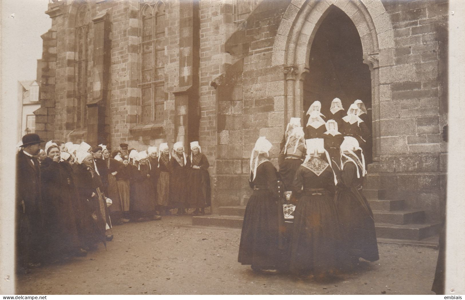PLOUGASTEL 1912 - Photo Originale D'un Groupe De Jeunes Mariés En Costumes Traditionnels Entrant à L'église - Places