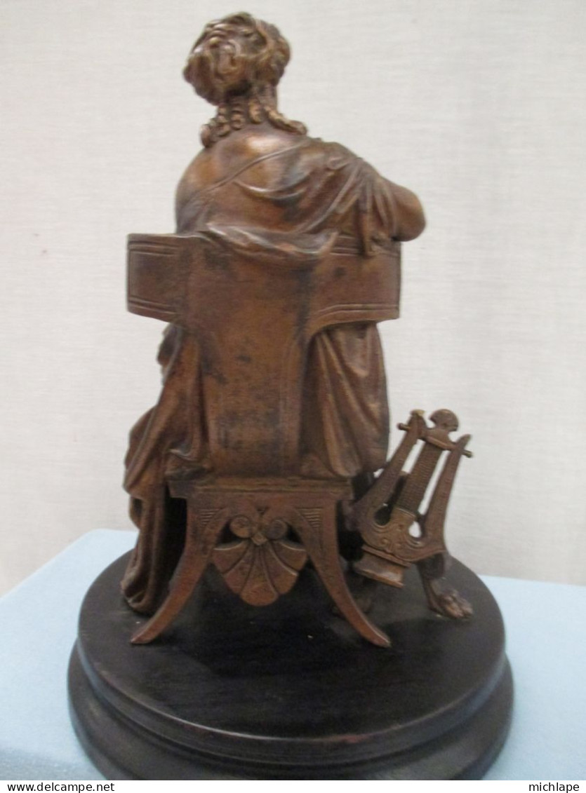 statuette  femme  - la lecture  signé  DORIO  -   belle patine - haut. 28 cm  poids 2 Kg 400