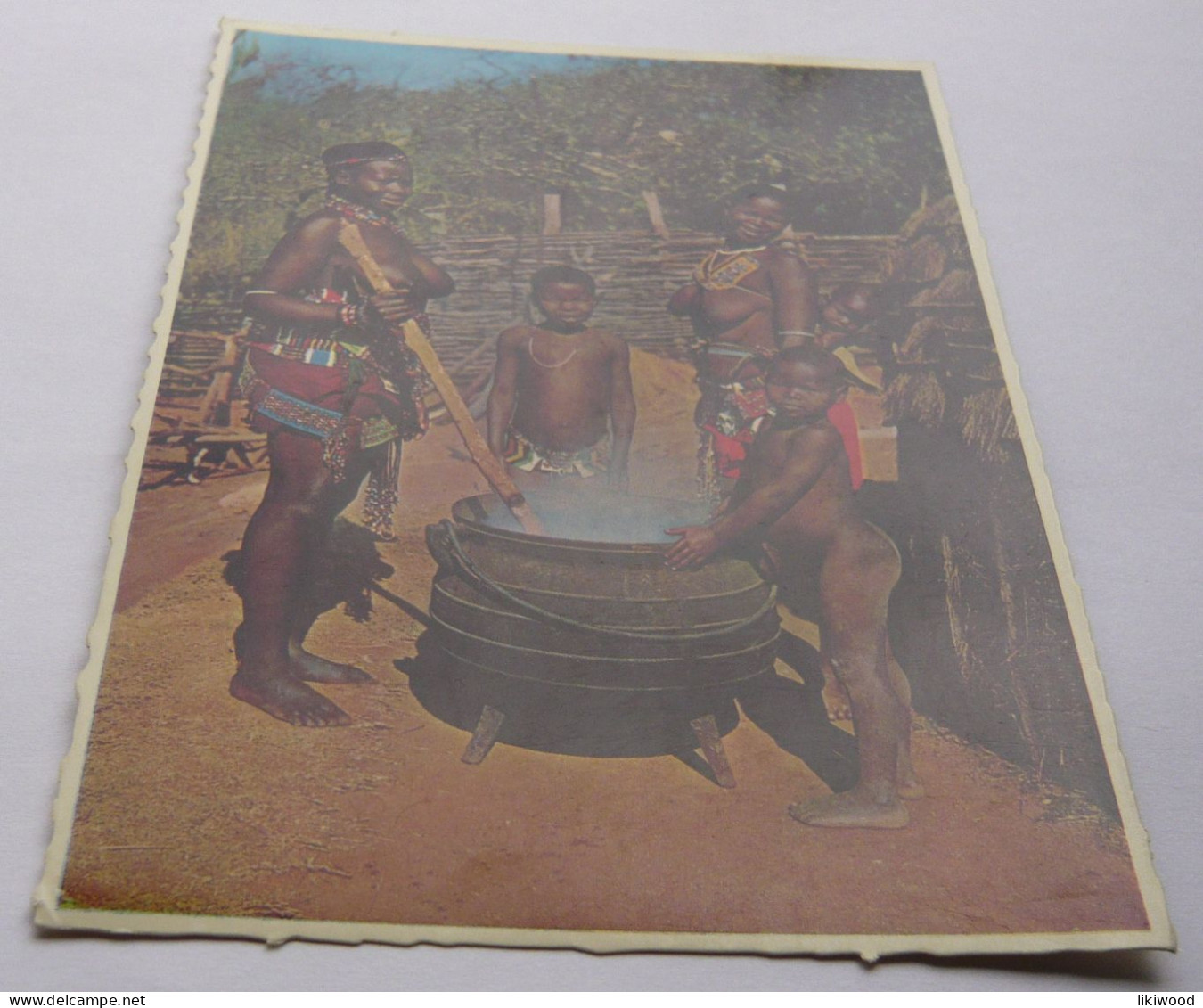 Africans With Cooking Pot - Afrique Du Sud