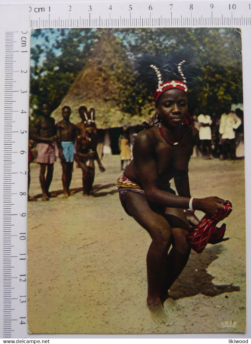 Africa In Pictures - Dancing Girl With A Scarf --- Afrique En Couleurs - La Danseuse Au Mouchoir - Kenya