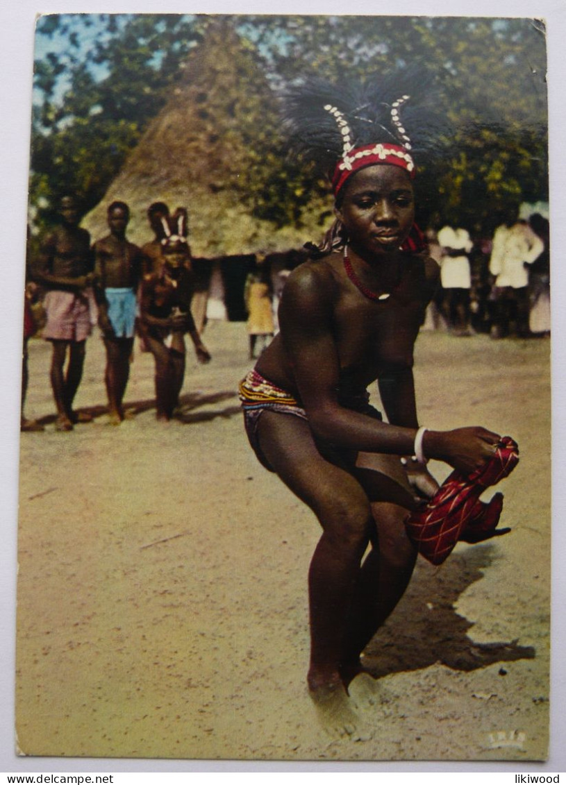 Africa In Pictures - Dancing Girl With A Scarf --- Afrique En Couleurs - La Danseuse Au Mouchoir - Kenia