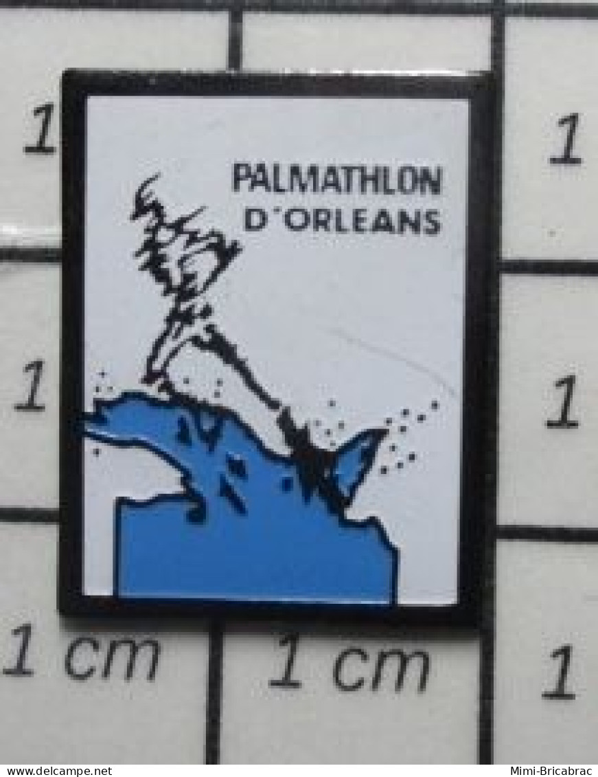 912E Pin's Pins / Beau Et Rare / SPORTS / NATATION NAGE AVEC PALMES PALMATHLON D'ORLEANS - Schwimmen