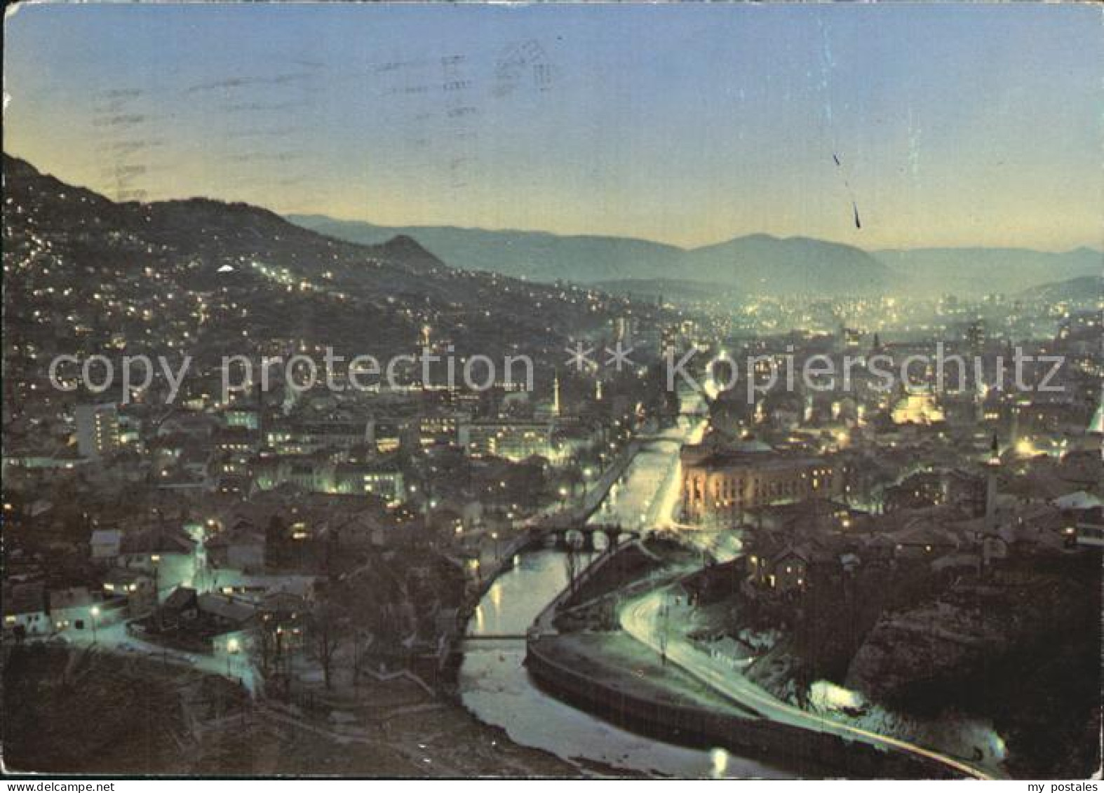 72540609 Sarajevo Flusspartie Bei Nacht Fliegeraufnahme Sarajevo - Bosnie-Herzegovine