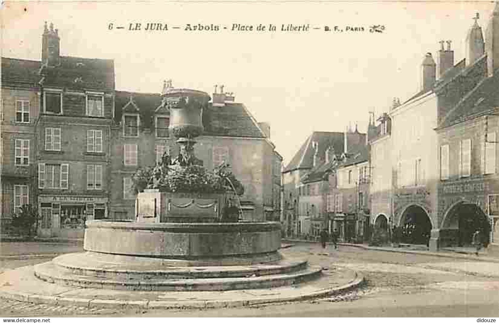 39 - Arbois - Place De La Liberté - Animée - CPA - Voir Scans Recto-Verso - Arbois