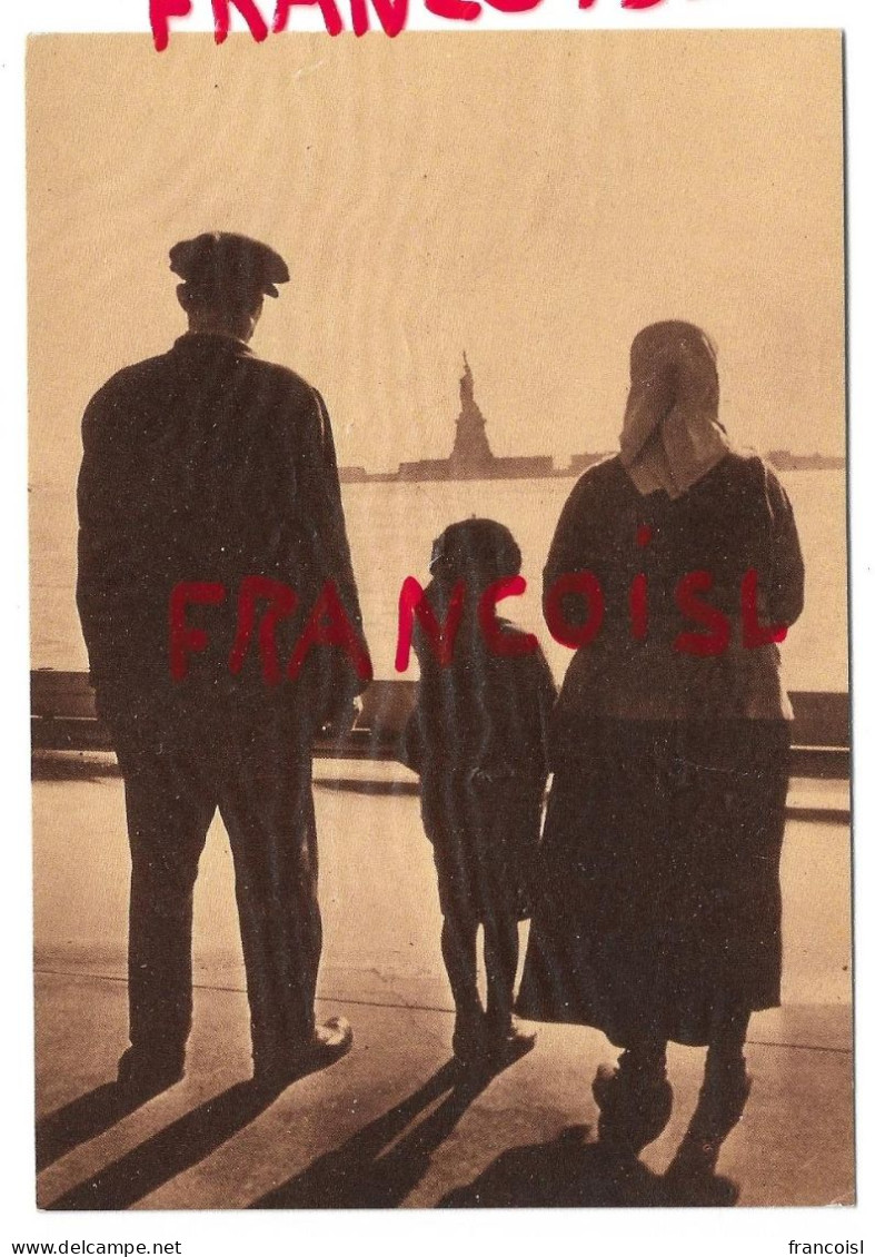 New York City. Famille Regarde La Statue De La Liberté Au Loin. - Ellis Island