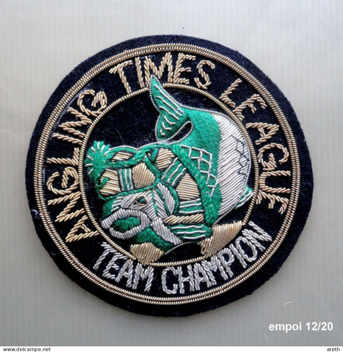 Ecusson Tissu Brodé - ANGLING TIMES LEAGUE - TEAM CHAMPION - Ligue De Pêche - Patches