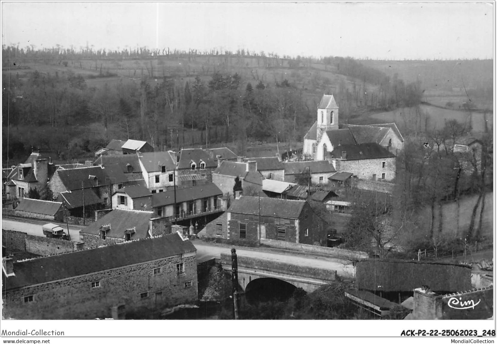 ACKP2-22-0125 - Un Coin De La Bretagne - JUGON - Route Nationale Et L'église  - Jugon-les-Lacs