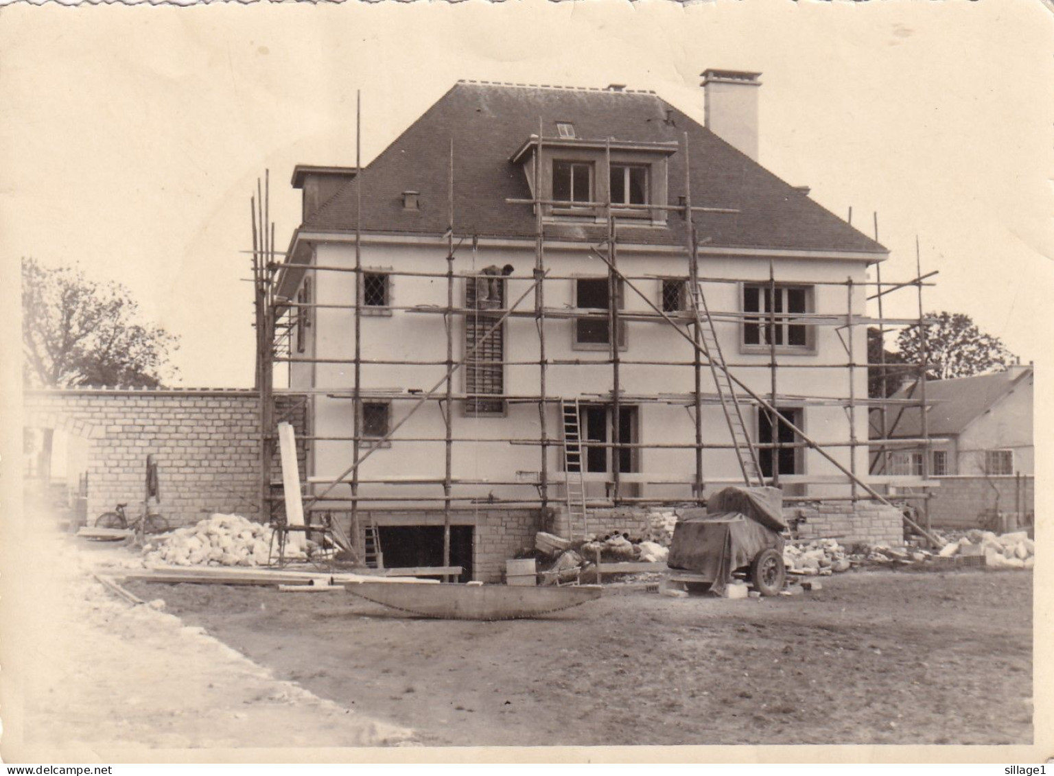 Argentan (Orne 61) Route De Paris - 2 Photographies  Dont 1 Kodak De La Construction D' Un Immeuble - Pendant Et Après - Places