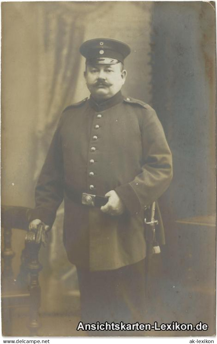 Ansichtskarte  Dicker Mann In Uniform Und Säbel, Hält Gürtel 1917 - People