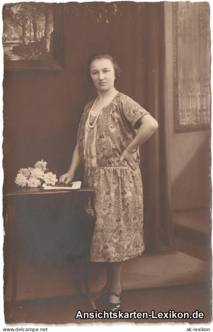 Ansichtskarte  Frau Portrait Mit Bild Und Blumen Neben Abstelltisch 1940 - People